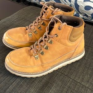 Boys rugged outdoor boots
